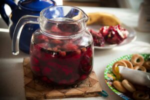 Una jarra de tisana de frutas rojas
