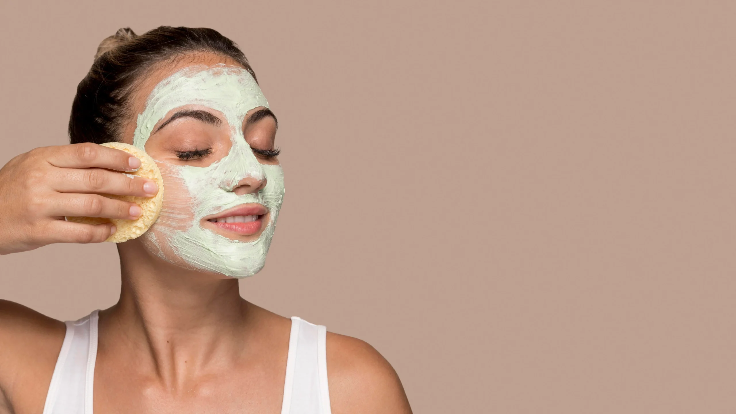 Mujer retirándose mascarilla facial