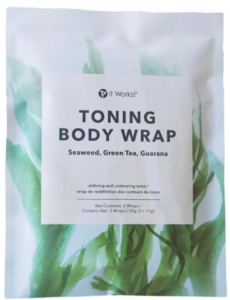 Una persona recibiendo un tratamiento de Toning Body Wrap, aplicado por un profesional