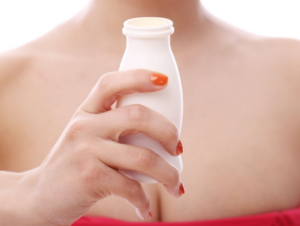 Botella con crema de leche de burra, ideal para el cuidado de la pie