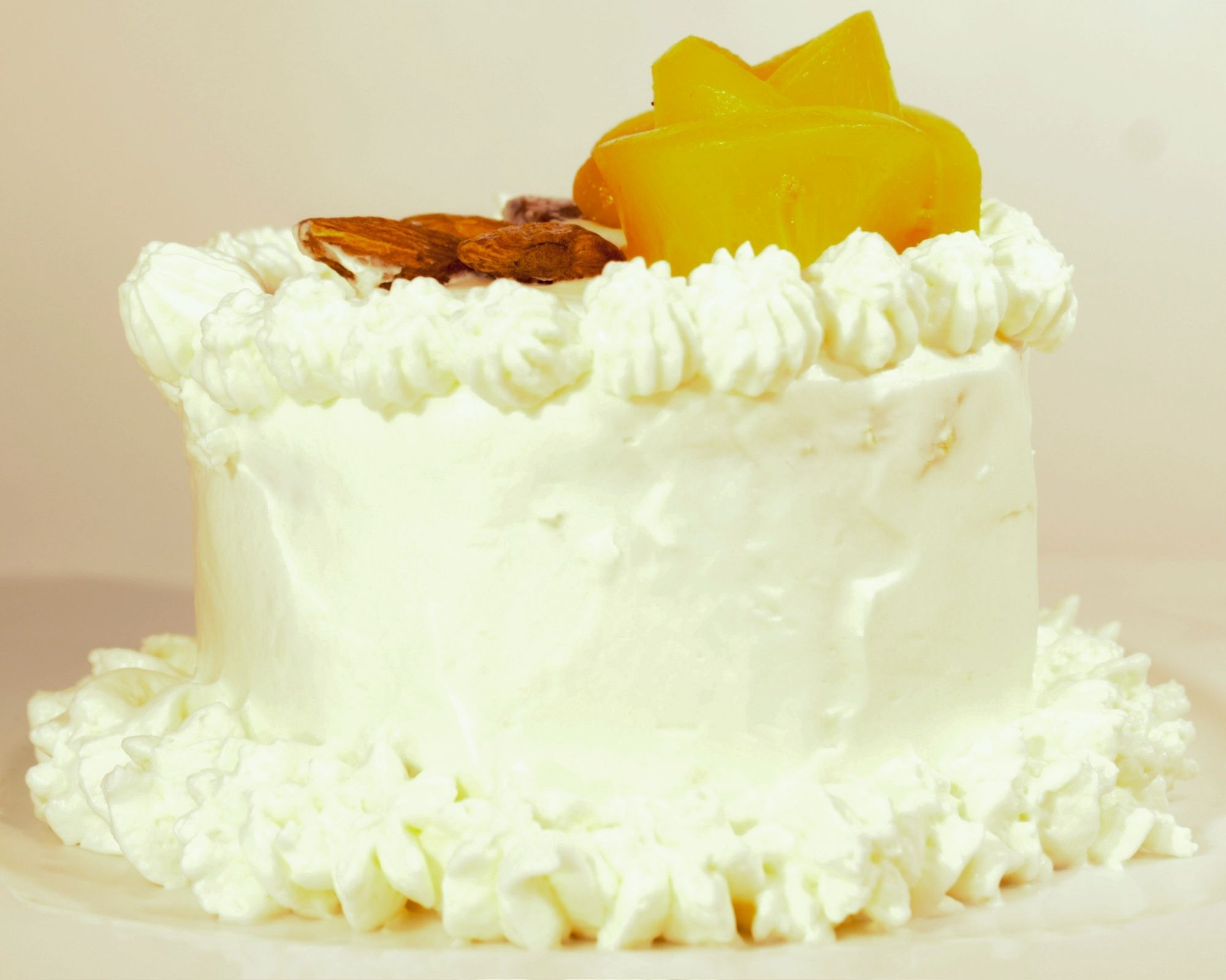 Pastel estilo tradicional durazno con almendras